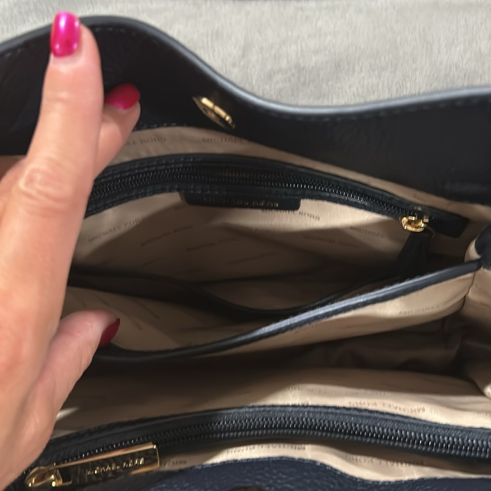 MICHAEL KORS NAVY SHOULDER BAG, CHAIN STRAPS. Excellent condition no wear - Picture 9 of 11